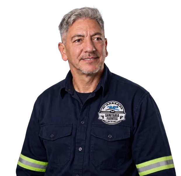 Técnico de Sanitaria Fuentes con uniforme de trabajo
